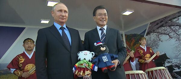 Путину подарили талисманы Олимпиады-2018 и Паралимпиады в Пхенчхане - Sputnik Грузия