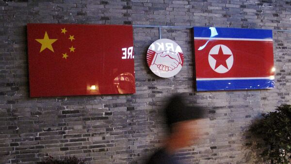 Флаги КНДР и Китая на стене корейского ресторана в Китае - Sputnik Грузия