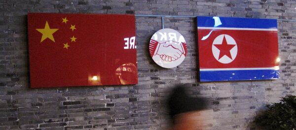 Флаги КНДР и Китая на стене корейского ресторана в Китае - Sputnik Грузия