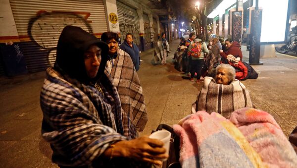 Люди собираются на улице после землетрясения в Мехико, Мексика - Sputnik Грузия
