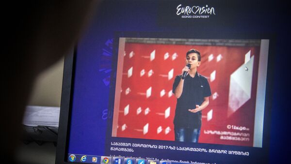 Девушка смотрит сайт Детского Евровидения 2017 - Sputnik Грузия