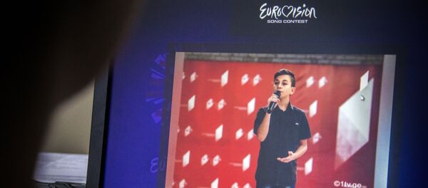 Девушка смотрит сайт Детского Евровидения 2017 - Sputnik Грузия