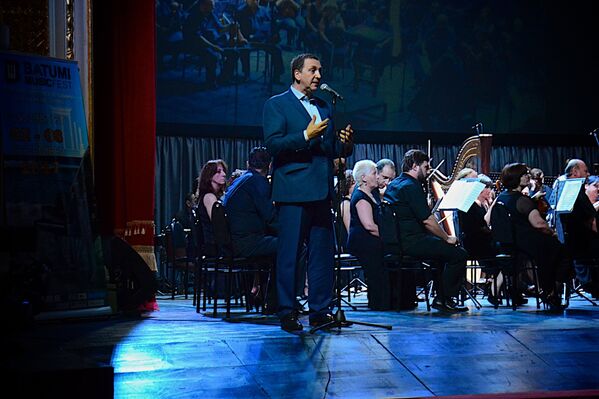 Министр культуры Грузии Михаил Гиоргадзе выступает на открытии музыкального фестиваля Batumi Music Fest - мероприятие прошло при поддержке правительства страны - Sputnik Грузия