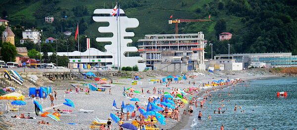 Отдыхающие на пляже в Сарпи на берегу Черного моря - Sputnik Грузия