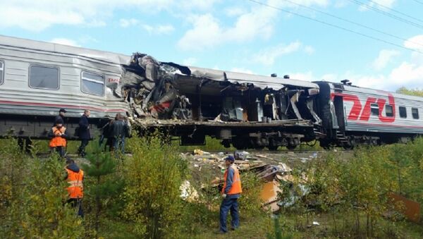 Поезд и КАМАЗ столкнулись в ХМАО - Sputnik Грузия