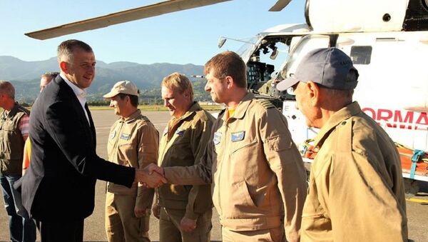 Глава правительства Аджарии Зураб Патарадзе поблагодарил пилотов турецкого вертолета за участие в тушении пожара - Sputnik Грузия