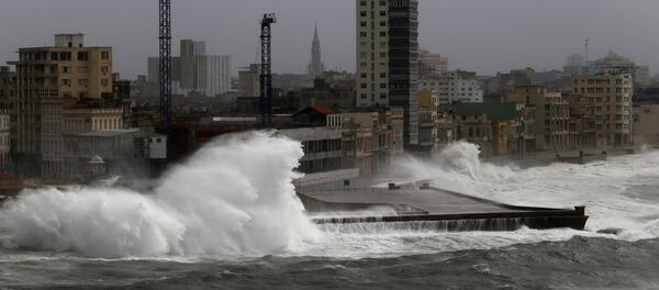 Волны падают на прибрежный бульвар Эль-Малекон - Sputnik Грузия