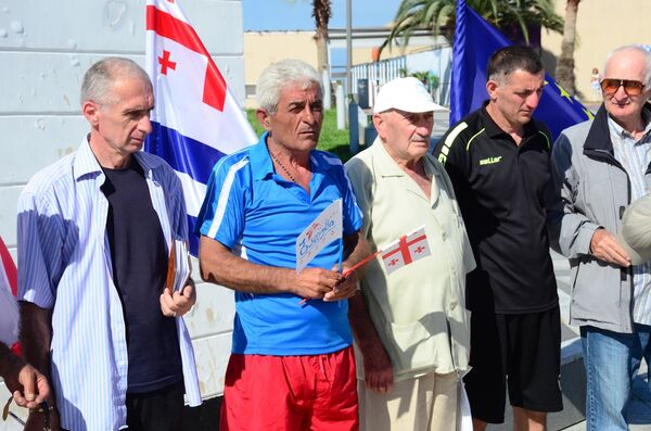 Грузинский инженер-строитель 57-летний Беглар Элбакидзе (второй слева) после установления рекорда - Sputnik Грузия