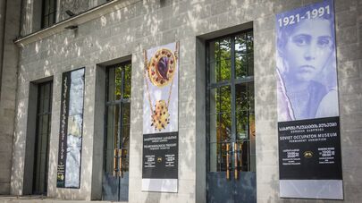 Баннер музея советской оккупации на здании Национального музея Грузии
