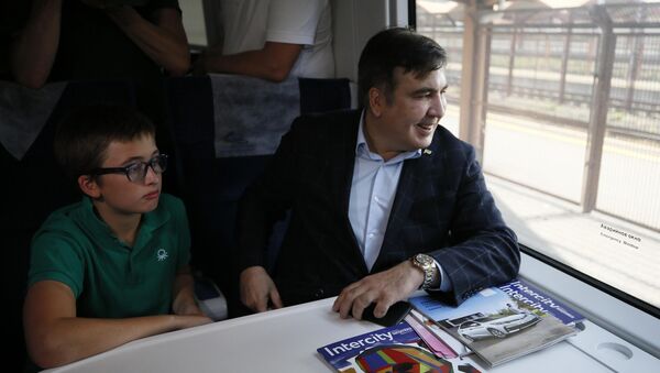 Бывший президент Грузии Михаил Саакашвили и его сын Николоз сидят в поезде на железнодорожной станции в Пшемысле, Польша - Sputnik Грузия
