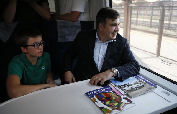 Бывший президент Грузии Михаил Саакашвили и его сын Николоз сидят в поезде на железнодорожной станции в Пшемысле, Польша Бывший президент Грузии Михаил Саакашвили и его сын Николоз сидят в поезде на железнодорожной станции в Пшемысле, Польша - Sputnik Грузия