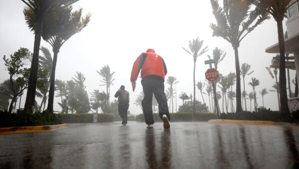 Люди идут по пляжу, в то время как ураган Ирма прибывает на юг Флориды, в Майами-Бич, штат Флорида, США - Sputnik Грузия