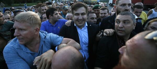 Бывший президент Грузии Михаил Саакашвили в окружении его сторонников прибывает на контрольно-пропускной пункт на украинско-польской границе в Краковец, Украина - Sputnik Грузия