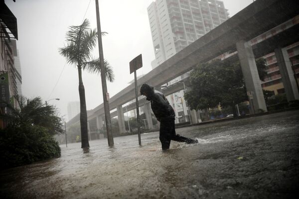 Последствия урагана Ирма в Майами - человек переходит затопленную улицу в южной части города - Sputnik Грузия