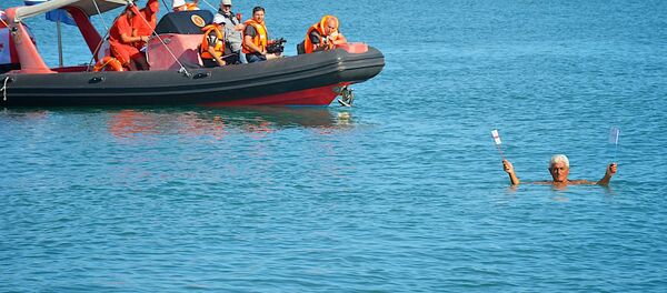 Грузинский инженер установил мировой рекорд, проплыв по морю десять c половиной километров без помощи рук - Sputnik Грузия