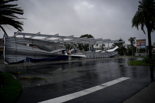 Разрушенная ураганом Ирма бензоколонка в Бонита-Спрингс, штат Флорида - Sputnik Грузия