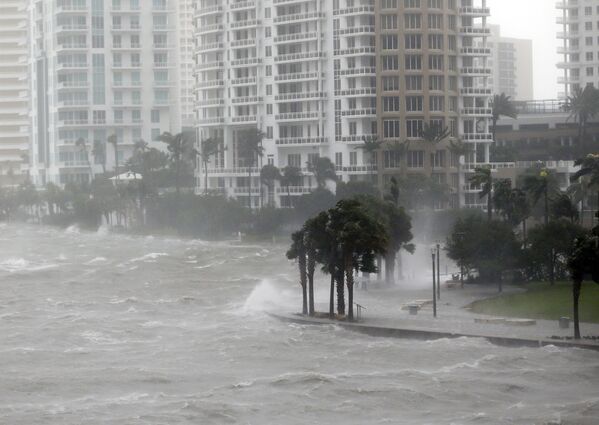 Волны, которые несет ураган Ирма в устье реки Майами из залива Бискейн, разбиваются о набережную в городе Майами, штат Флорида - Sputnik Грузия