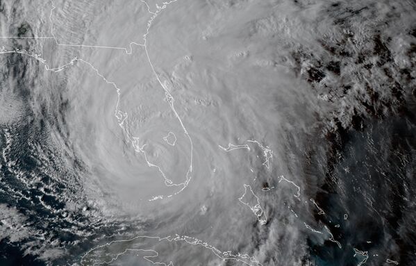 На этом изображении, снятом со спутника Geocolor GOES-16 10 сентября, видно как ураган Ирма идет вдоль побережья Флориды. Скорость ветра достигала 210 километров в час - Sputnik Грузия