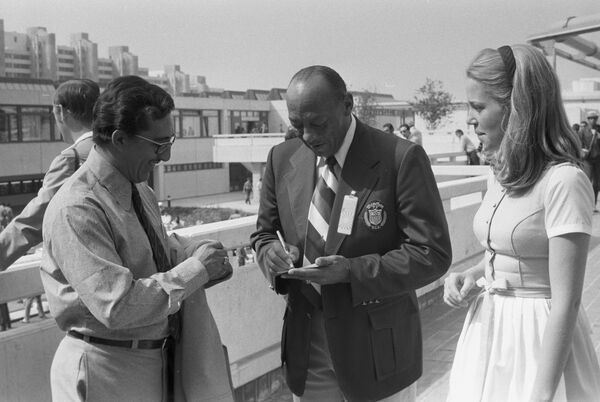 Четырехкратный олимпийский чемпион летних Олимпийских игр 1936 года в Берлине Джесси Оуэнс - Sputnik Грузия