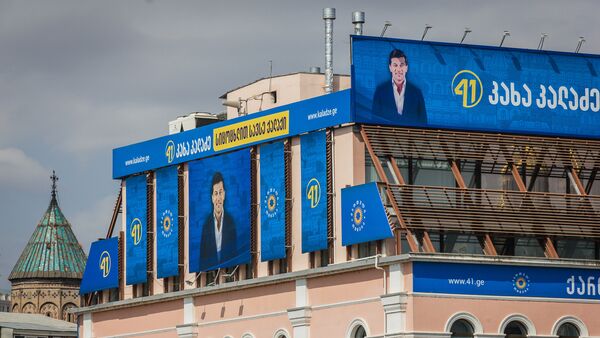 Баннер с изображением кандидата в мэры Тбилиси от партии Грузинская мечта Кахи Каладзе - Sputnik Грузия