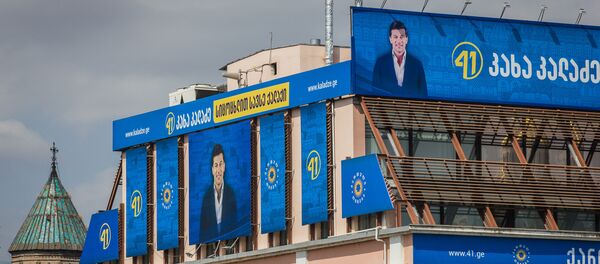 Баннер с изображением кандидата в мэры Тбилиси от партии Грузинская мечта Кахи Каладзе - Sputnik Грузия