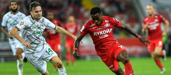 Игрок ФК Рубин Владимир Гранат (слева) и игрок ФК Спартак Куинси Промес в матче 9-го тура чемпионата России по футболу - Sputnik Грузия