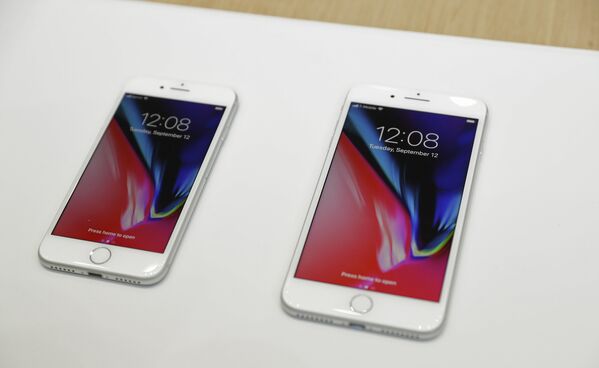 Новые iPhone 8 и iPhone 8 Plus будут доступны в трёх вариантах: с 64, 128 и 256 ГБ встроенной памяти. В продажу они поступят с 22 сентября по цене от 699 $ за iPhone 8 и 799 $ — за iPhone 8 Plus - Sputnik Грузия