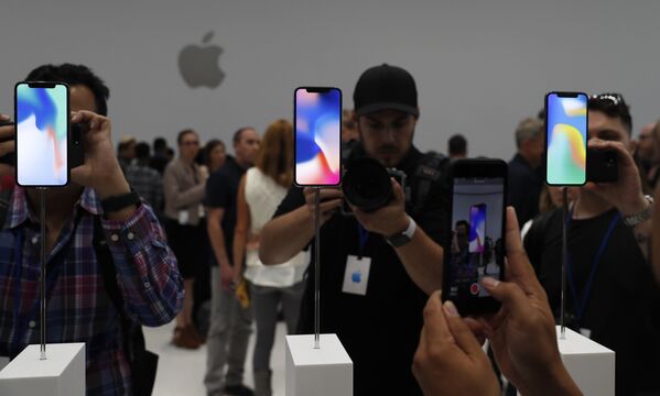 Участники презентации фотографируют новые модели iPhone в новом офисе Apple в Купертино, Калифорния - Sputnik Грузия