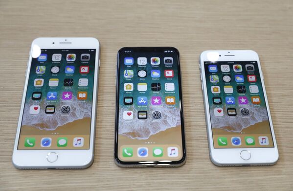 Слева направо - iPhone 8 Plus, iPhone X и iPhone 8 на презентации в Купертино. iPhone 8 и iPhone 8 Plus также заключены в корпус со стеклянной крышкой, доступные цвета — серебряный, space gray, золотой. Однако рамка корпуса по-прежнему выполнена из алюминия. Производители утверждают, что стекло на крышке новых iPhone невероятно прочное, аппараты полностью водонепроницаемые. Смартфон оборудован новым чипом — A11 Bionic, который на 25% быстрее чипа А10. Графика в iPhone теперь тоже от Apple, и как говорят разработчики, она на 30% быстрее, чем в A10 - Sputnik Грузия