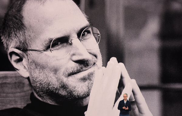Генеральный директор Apple Тим Кук выступает во время презентации новых iPhone в новой штаб-квартире Apple в Купертино, на фоне огромного портрета легендарного Стива Джобса - одного из основателей и руководителя Apple на протяжении многих лет, которого также называют пионером IT-технологий - Sputnik Грузия