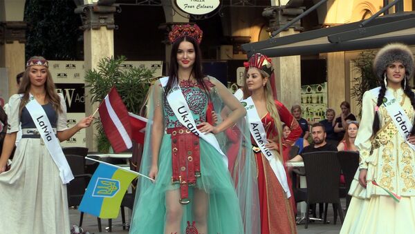 Участники Miss and Mister Planet в Батуми показали национальные наряды - Sputnik Грузия