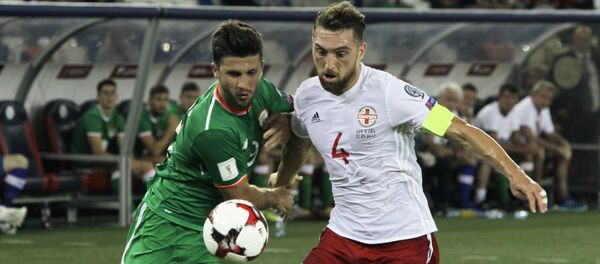Шейн Лонг (слева) и Гурам Кашия во время отборочного футбольного матча Кубка мира между Грузией и Ирландией в Тбилиси - Sputnik Грузия