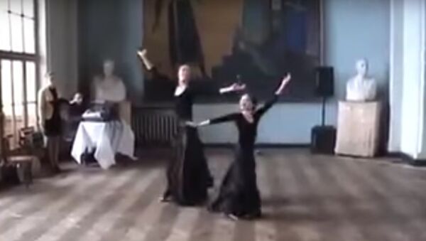 Мать и дочка исполнили аджарский танец - Sputnik Грузия