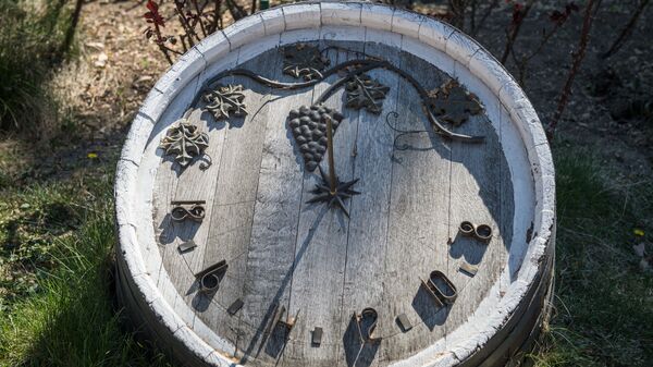 Солнечные часы на старой дубовой бочке в Крыму - Sputnik Грузия