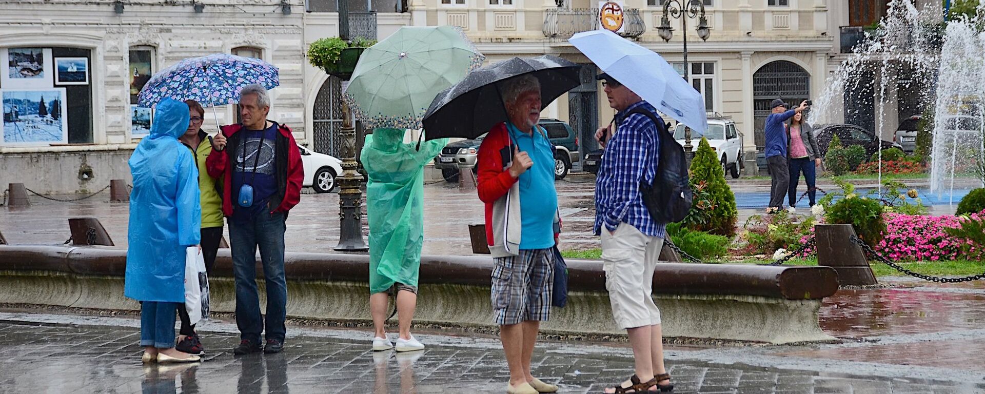 Прохожие с зонтиками идут по одной из улиц Батуми после дождя - Sputnik Грузия, 1920, 16.05.2021
