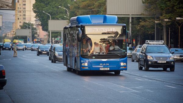 Новый синий пассажирский автобус на одной из улиц - Sputnik Грузия