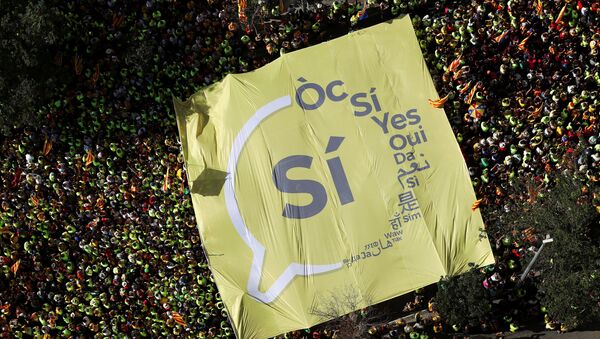 Гигантский баннер «Да» на митинге в национальный день Каталонии - Sputnik Грузия