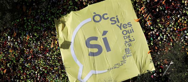 Гигантский баннер «Да» на митинге в национальный день Каталонии - Sputnik Грузия