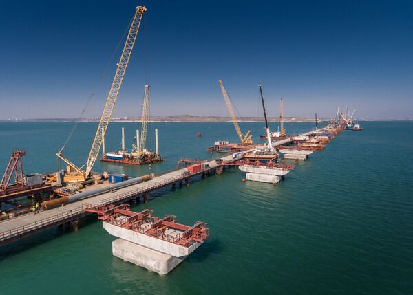 Готовые морские опоры для автомобильной части Крымского моста, погружение свай в акваторию под железнодорожные опоры Готовые морские опоры для автомобильной части Крымского моста, погружение свай в акваторию под железнодорожные опоры - Sputnik Грузия