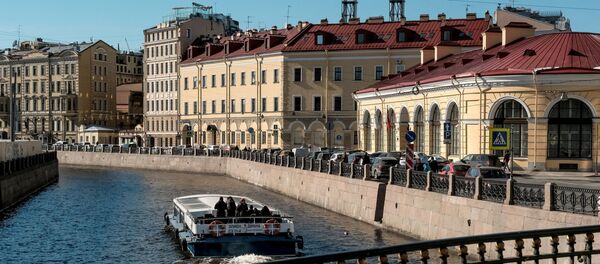 Прогулочное судно на реке Мойка в Санкт-Петербурге - Sputnik Грузия