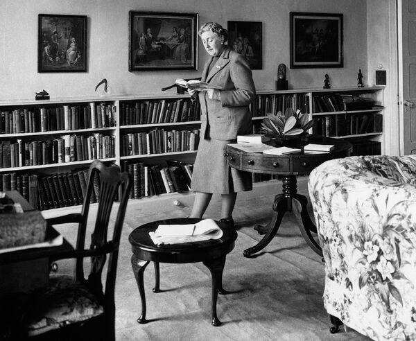 Английская писательница Агата Кристи за чтением книг у себя дома в Девоншире, 1946 год Английская писательница Агата Кристи за чтением книг у себя дома в Девоншире, 1946 год - Sputnik Грузия
