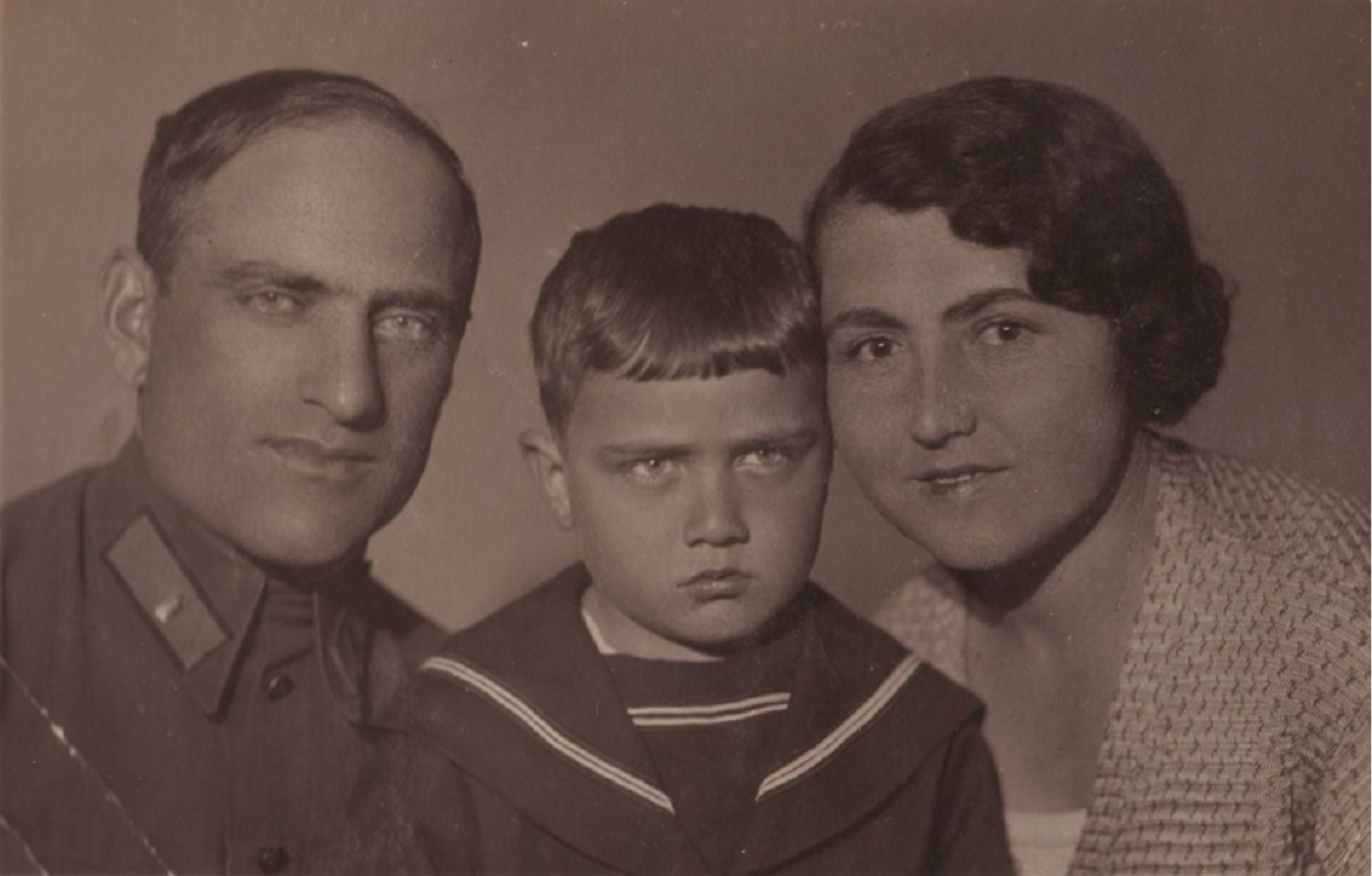С родителями – Константином Николаевичем и Ксенией Платоновной Мамардашвили - Sputnik Грузия, 1920, 15.09.2023