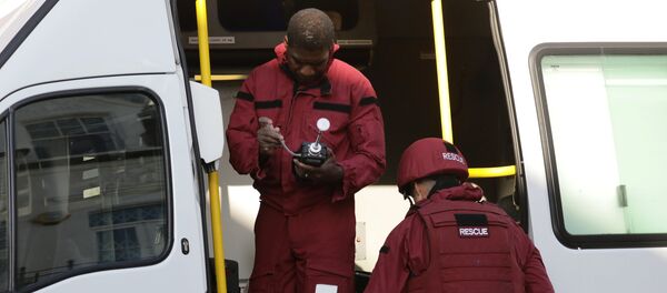 Члены группы по уничтожению бомб работают в фургоне возле станции метро Парсонс-Грин в Лондоне, Великобритания Члены группы по уничтожению бомб работают в фургоне возле станции метро Парсонс-Грин в Лондоне, Великобритания - Sputnik Грузия