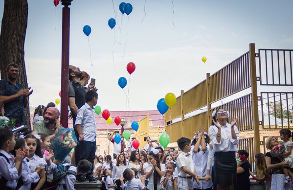 Так, с праздничным настроением, яркими красками и воздушными шарами, школы встречали первоклассников - Sputnik Грузия