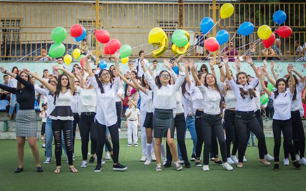 Так ученики старших классов радостно приветствовали первоклассников в одной из тбилисских школ - Sputnik Грузия