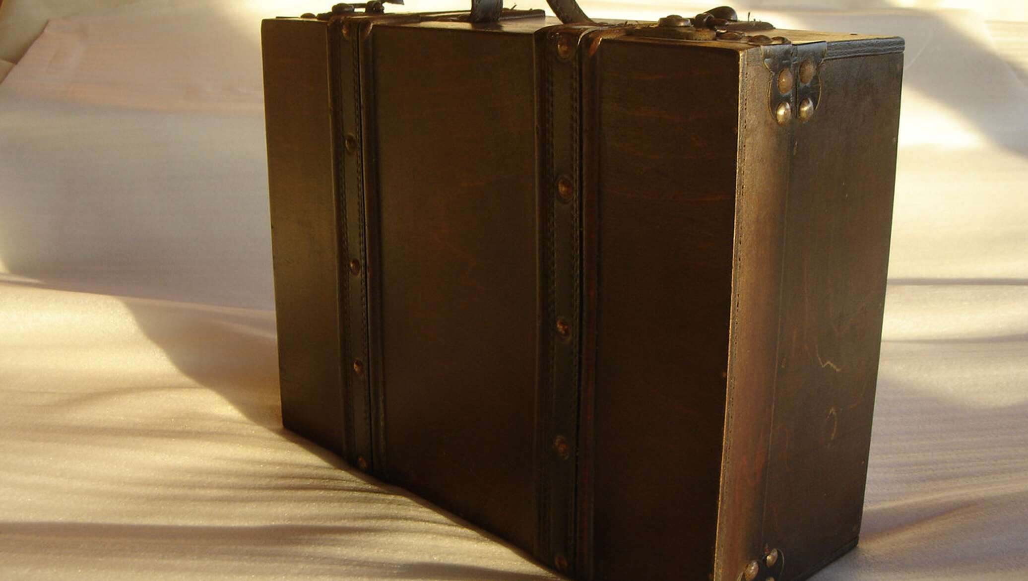 чемодан в аэропорту. Aolard чемодан. чемодан грузия. чемодан грузия. Kartex чемодан пластиковый.