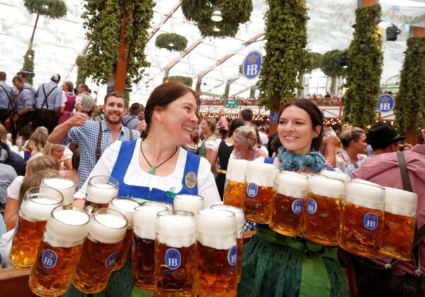 Официантки несут кружки пива в день открытия 184-го Октоберфеста в Мюнхене, Германия - Sputnik Грузия