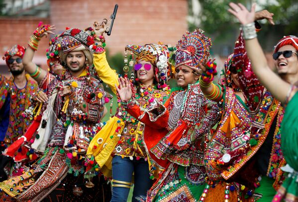 Исполнители, одетые в традиционную одежду, репетируют народный танец перед фестивалем, посвященным индуистской богине Дурга, в Ахмадабаде, Индия - Sputnik Грузия