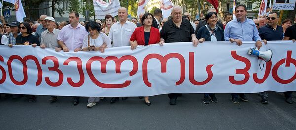 Лидеры Альянса патриотов Грузии возглавляют шествие своих сторонников в грузинской столице - Sputnik Грузия