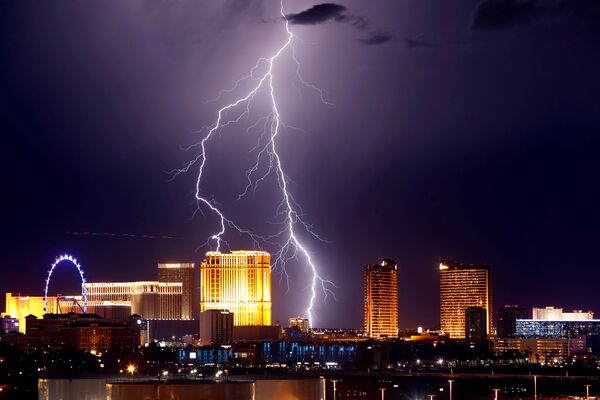 Молния ударила по казино Лас-Вегас-Стрип, когда гроза проходила через Лас-Вегас, штат Невада, США - Sputnik Грузия